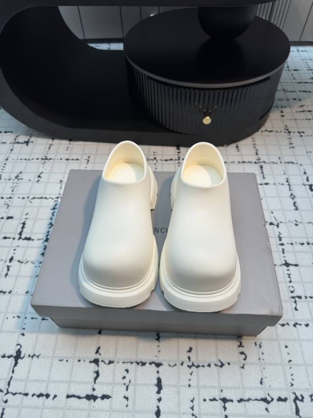 巴黎世家 Balenciaga 24Ss 秋冬季 新款 一脚蹬 大头鞋 顶级版本原版开发 极致轻量化！众多国内外一线潮流明星上脚加持！ 时髦又兼具舒适感，上脚还